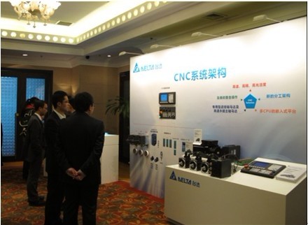 现场的动态展示台，让媒体对CNC数控系统有更直观的体验